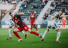 Luka Sucic pelea un balón durante un partido de Liga con el Salzburgo.