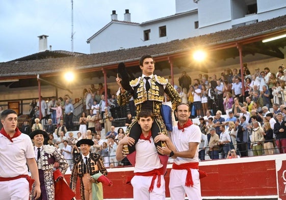 Jesús Enrique Colombo sale a hombros de la plaza tras la tercera y última corrida de toros de la feria de Azpeitia celebrada ayer.