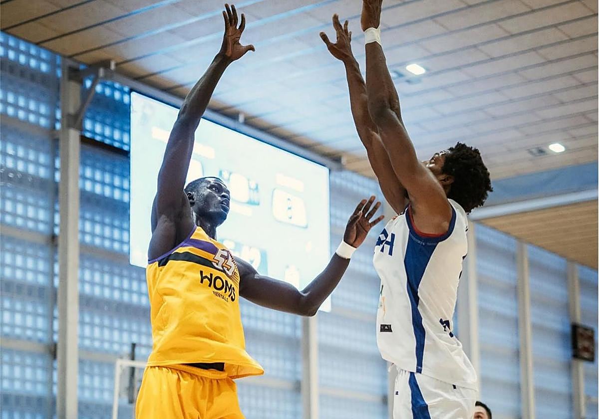 Bocar Sall, a la izquierda, lanza a canasta.