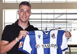 Luka Sucic posa con la camiseta txuri-urdin de la Real Sociedad.