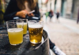 Imagen de archivo de varias cervezas en el exterior de un bar.