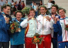 Iker Martínez y Xabi Fernández posan en el podio con la medalla de oro obtenida en Atenas 2004.