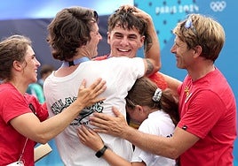 Xabi, Marc, Ane y Maialen se fotografían celebran el éxito de Pau Etxaniz.