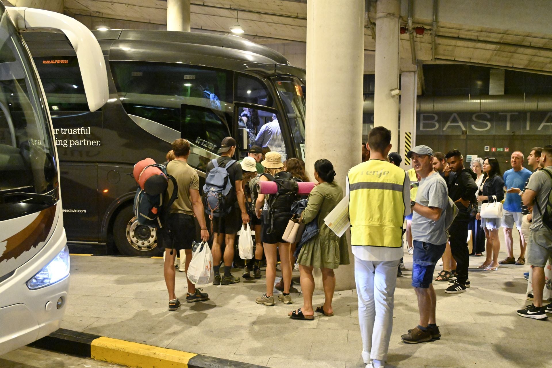 El servicio de autobuses sustituye ya a los trenes de Renfe entre San Sebastián e Irun