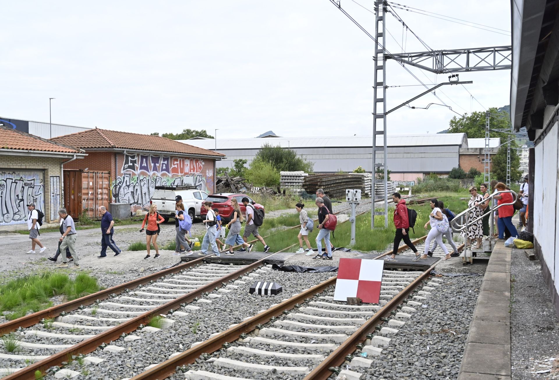 El servicio de autobuses sustituye ya a los trenes de Renfe entre San Sebastián e Irun