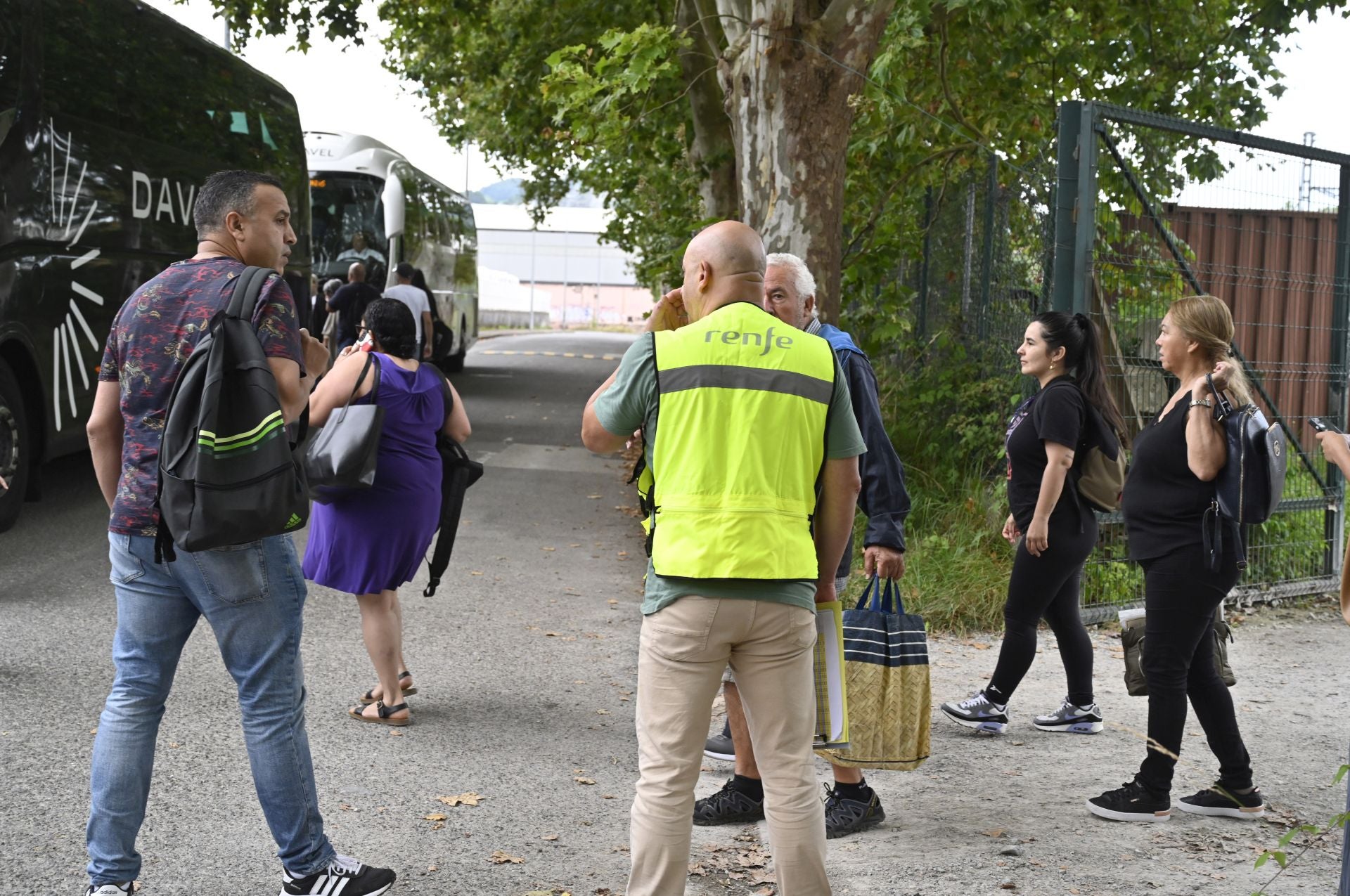 El servicio de autobuses sustituye ya a los trenes de Renfe entre San Sebastián e Irun