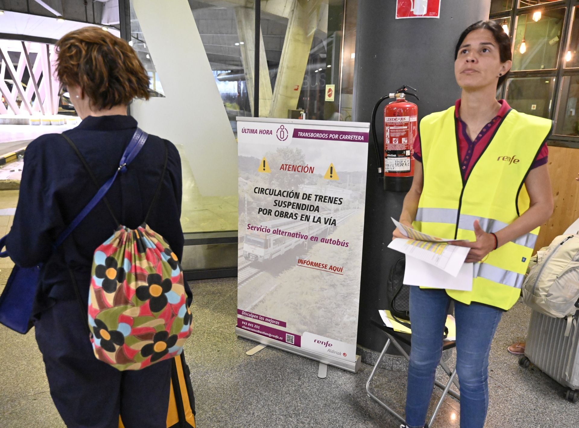 El servicio de autobuses sustituye ya a los trenes de Renfe entre San Sebastián e Irun