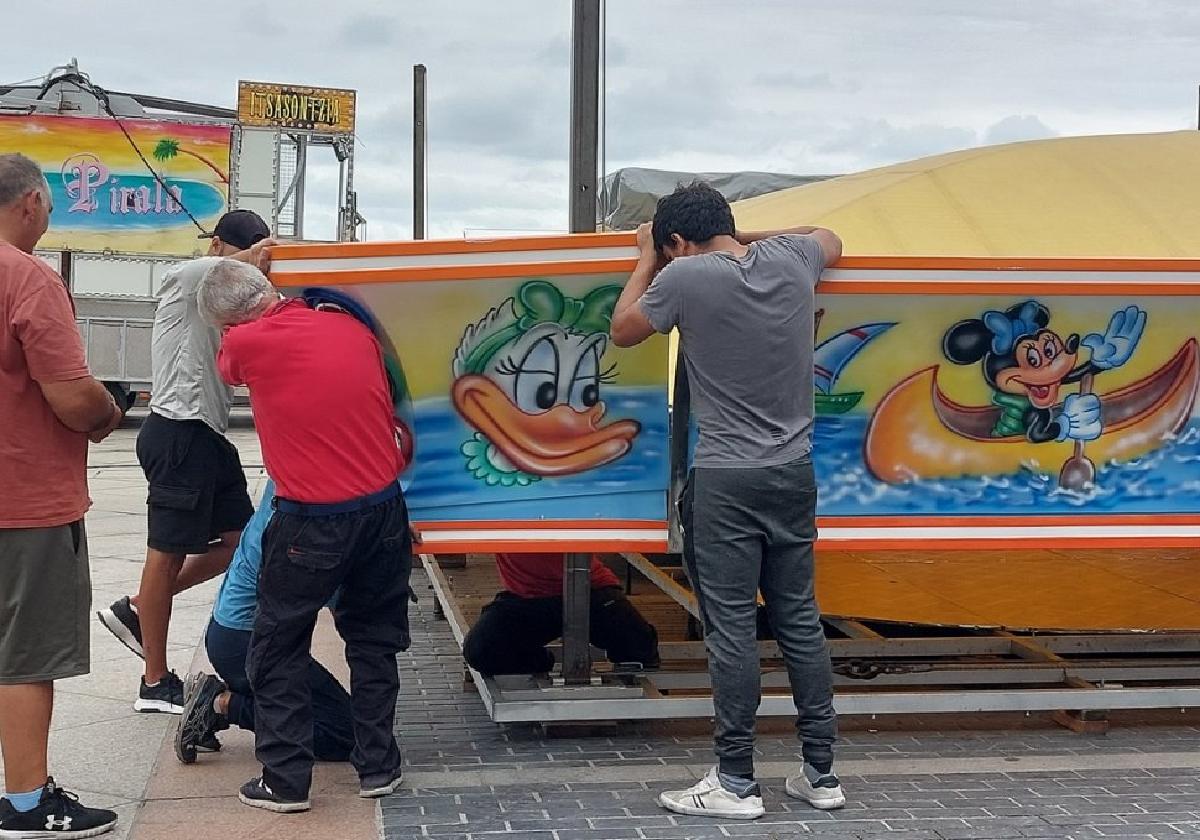 Trabajando en equipo ayer en el montaje de las atracciones infantiles, para su apertura esta tarde.