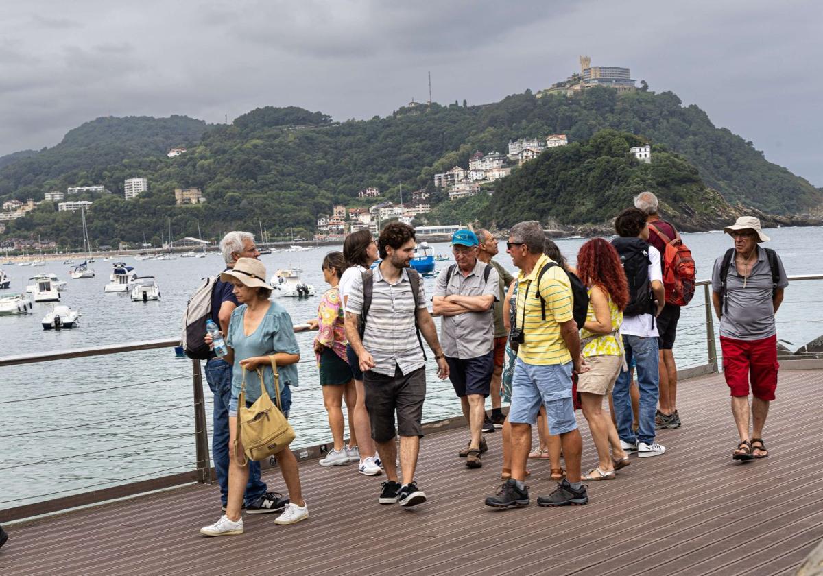 Un grupo de turistas pasea por San Sebastián.