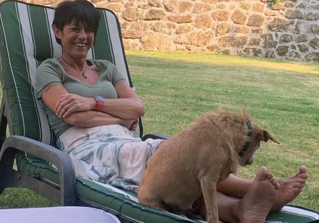 Maddalen Iriarte disfruta de una tarde de descanso junto a su perro.