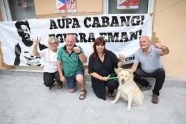 Padres y amigos de Cabang, en Irura.