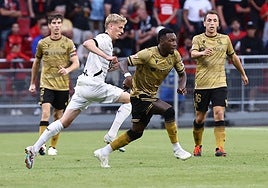 Zubeldia protege el balón ante la presión de los jugadores de Osasuna.