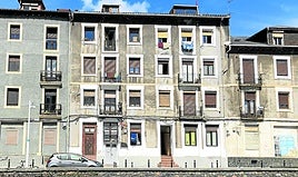 Imagen del bloque de viviendas de la calle Gelasio Aranburu número 1, donde la comunidad ha denunciado a uno de sus vecinos por hacerles la vida imposible.