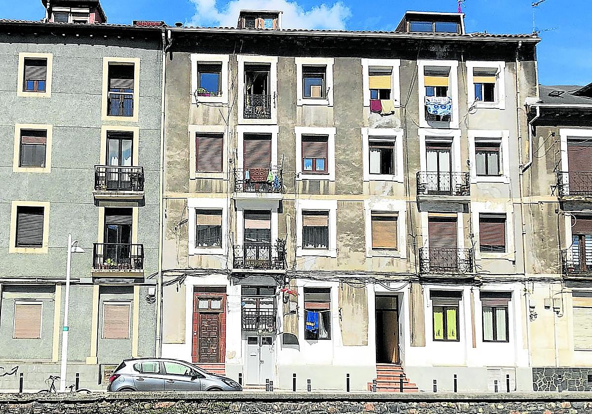 Imagen del bloque de viviendas de la calle Gelasio Aranburu número 1, donde la comunidad ha denunciado a uno de sus vecinos por hacerles la vida imposible.