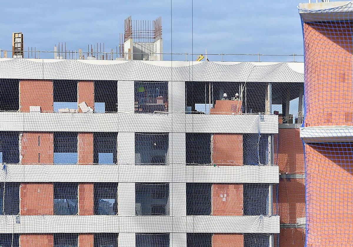Bloque de viviendas en construcción en Zarautz.