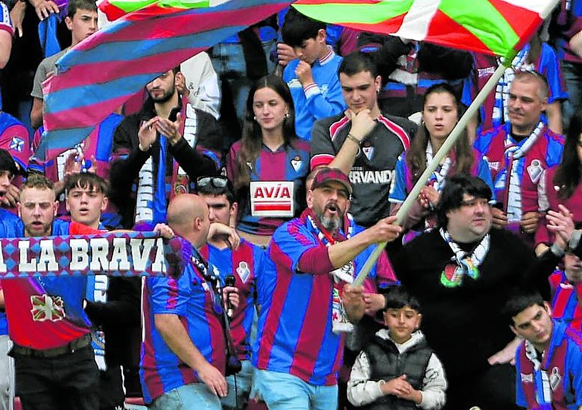 Afición anima a su equipo en el estadio de Ipurua.