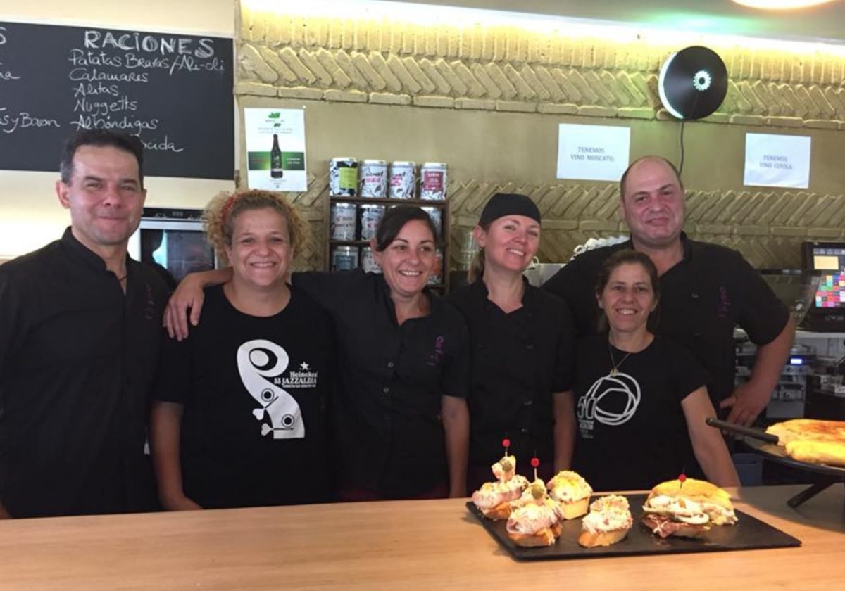 Imagen de archivo de los trabajadores del bar Oria-Txiki de Lasarte
