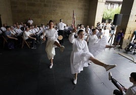 Euskal doinu, kanta eta dantzetan oinarritutako emanaldia izan zen Xanisteban jaien egun nagusian Kontzejupean.