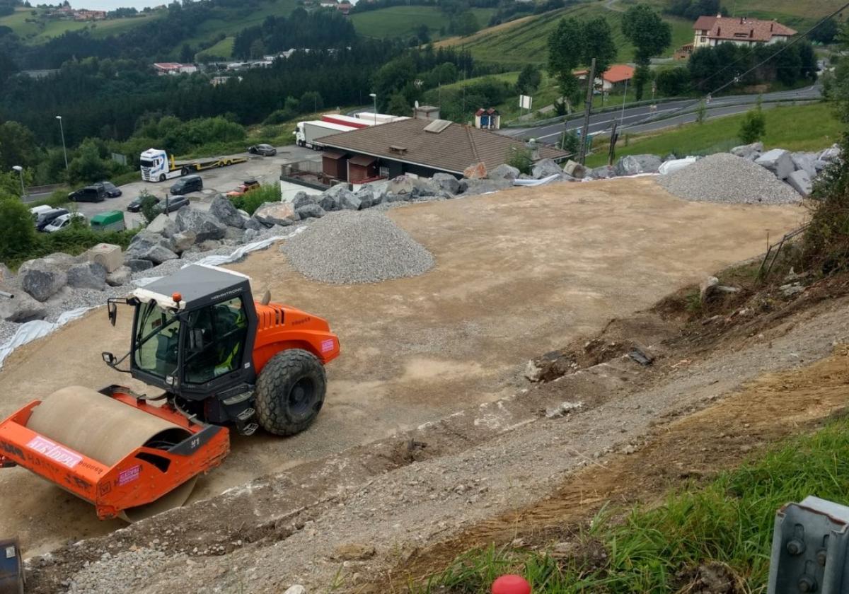 Una máquina trabajando en las obras de la nueva escollera de sostenimiento, que tendrá 108 metros de largo y una altura máxima de 8 metros.