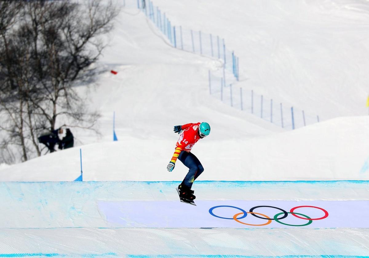 Lucas Eguibar en la bajada durante la final de snowboard cross masculino en el parque de nieve Zhangjiakou Genting en los Juegos Olímpicos de Beijing 2022.