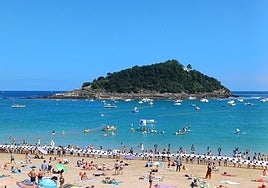 Cadena humana, ayer, en la playa de La Concha con el lema 'Etxera'.