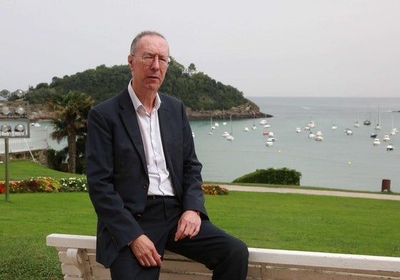 Alberto López Basaguren, catedrático de Derecho Constitucional, en el exterior del Palacio Miramar de San Sebastián.