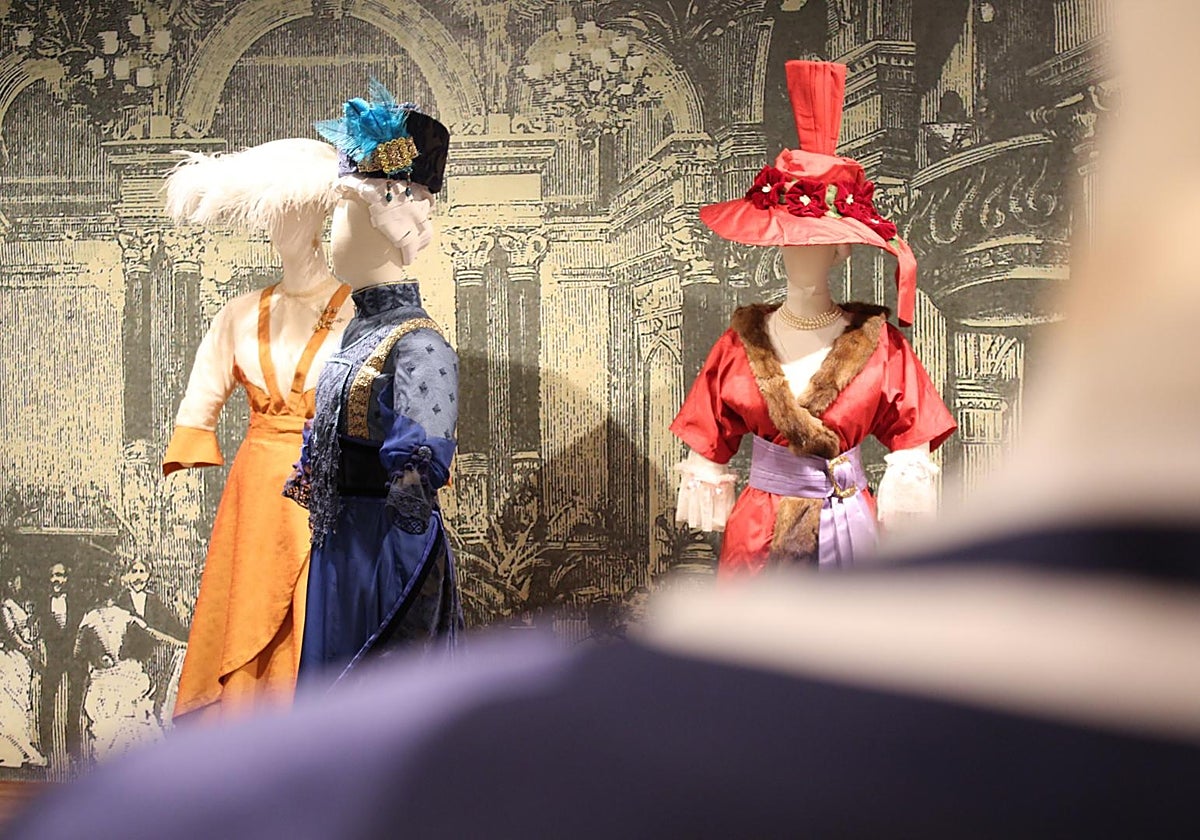 Jantzi dotore eta ikusgarriak daude erakusketa berezi honetan.