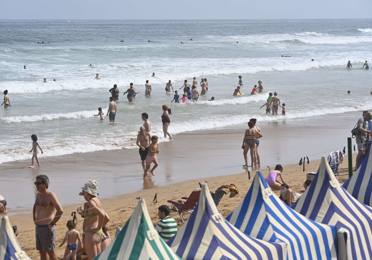 Imagen de la playa de Zarautz durante una mañana de calor este verano.