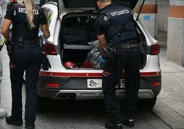 Dos detenidos en Basauri por sustraer un coche, embestir dos de la Ertzaintza y herir a cuatro agentes