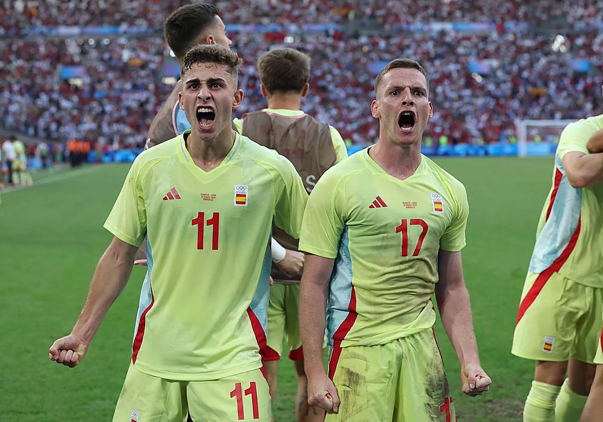 Fermín y Sergio Gómez celebran el gol de la victoria ante Marruecos.