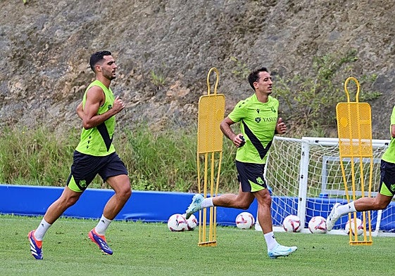 Mikel Merino, Mikel Oyarzabal y Martin Zubimendi, en el entrenamiento de este lunes en Zubieta.