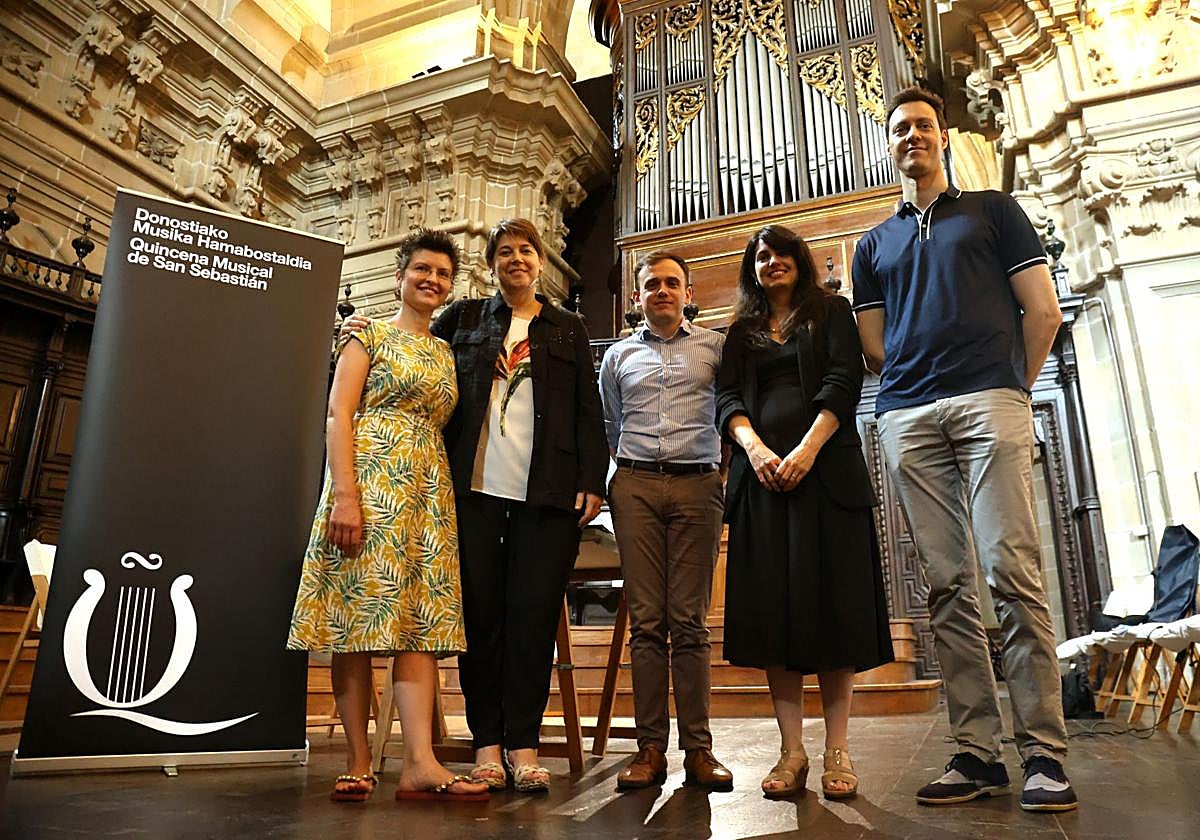 Los organistas Angela Metzger, Ana Belén Garcia, Thomas Ospital, Miriam Cepeda y Santiago Banda, frente al órgano de Santa María.