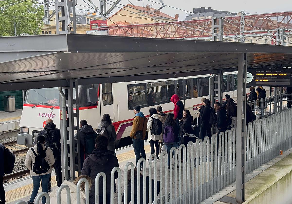 Usuarios de Renfe se preparan para coger el tren en la estación de Donostia.