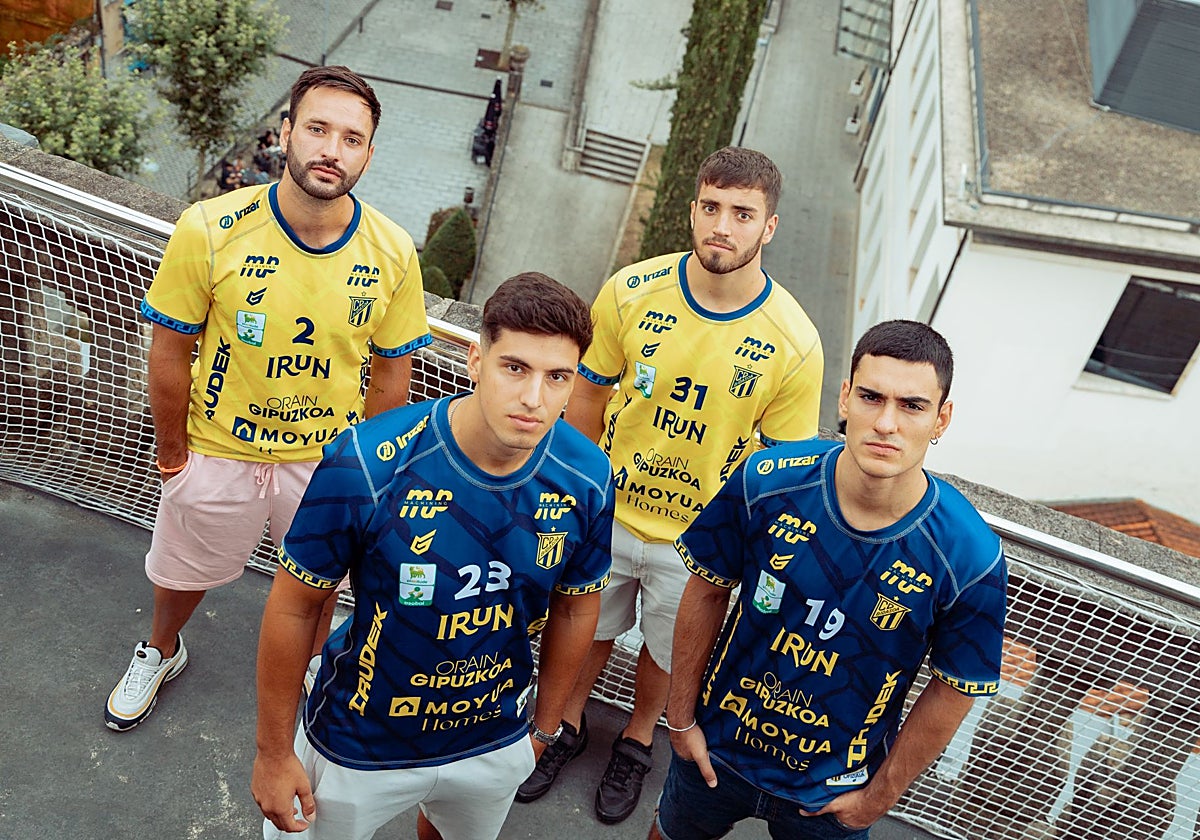 Los jugadores del primer equipo Iñaki Cavero, Asier Iribar, Gorka Nieto y Julen Mujika se subieron al campanario de la iglesia del Juncal para mostrar las nuevas camisetas con el Museo Oiasso como fondo.