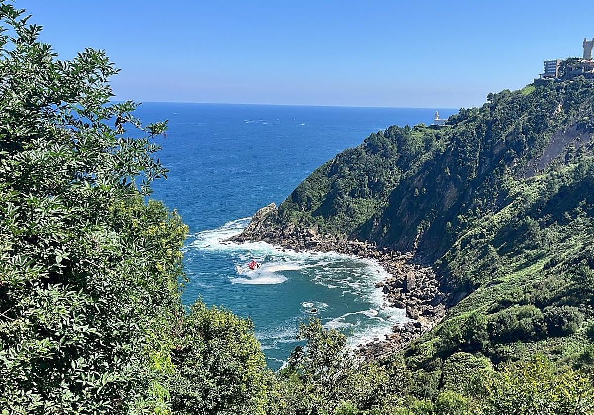 El helicóptero de la Ertzaintza busca al bañista desparecido en la cala Tximistarri, en Igeldo