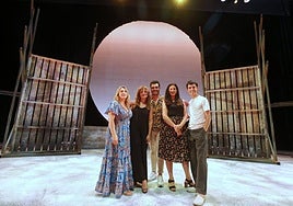 Los cinco cantantes, en el escenario delKursaal montado ya con la producción que se estrena este jueves.