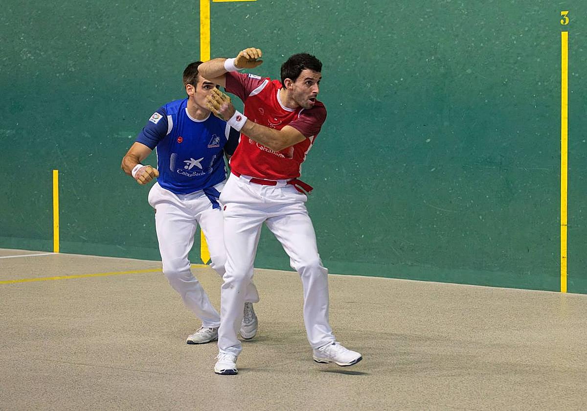 Altuna suelta un pelotazo frente a Rezusta en el Ogueta de Vitoria.