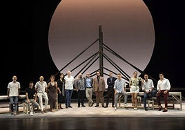 Parte del elenco de 'Carmen' posa en el escenario del Kursaal, junto a los creadores y directores de esta nueva versión producida por Quincena Musical.