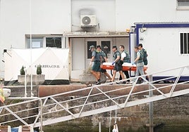 Agentes de la Guardia Civil trasladan el cuerpo sin vida del joven ahogado.
