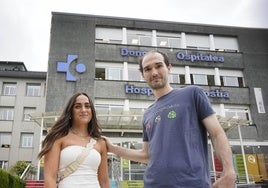 Leire Castillo, donante de médula,junto a Xabier Sistiaga, que ha sido trasplantado tras ser diagnosticado de una leucemia.