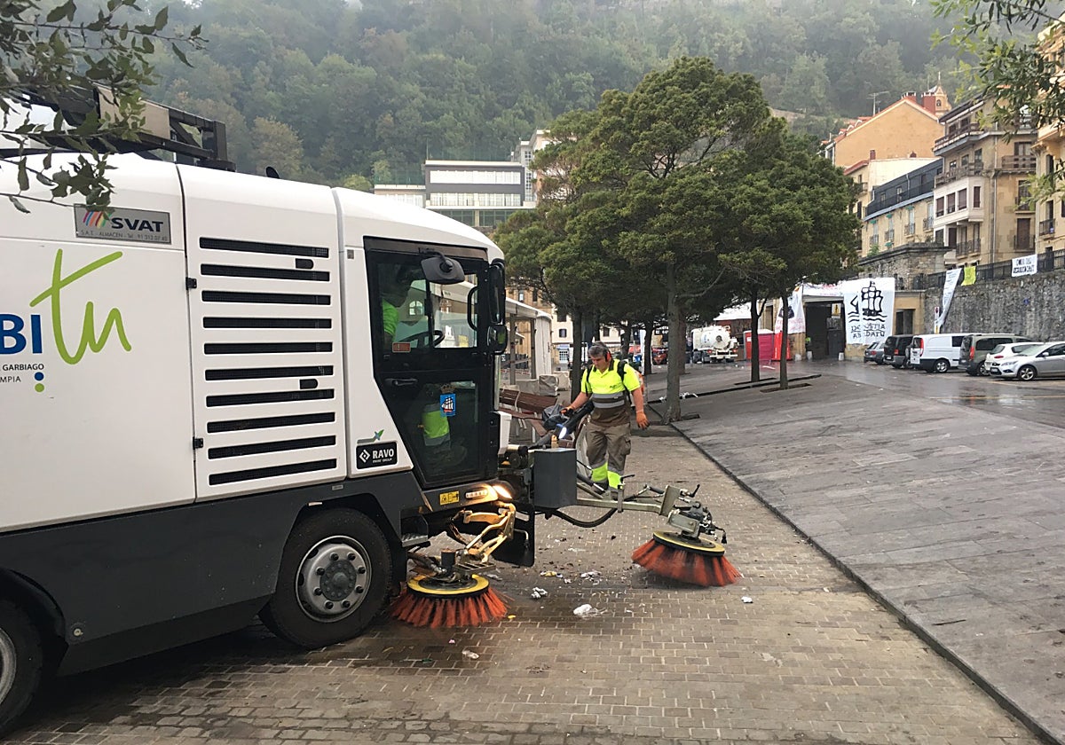 115 operarios se afanarán en la limpieza de Donostia en Semana Grande