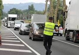 Un agente de tráfico regula la circulación durante la concentración de este martes en protesta por la falta de seguridad en esta carretera.