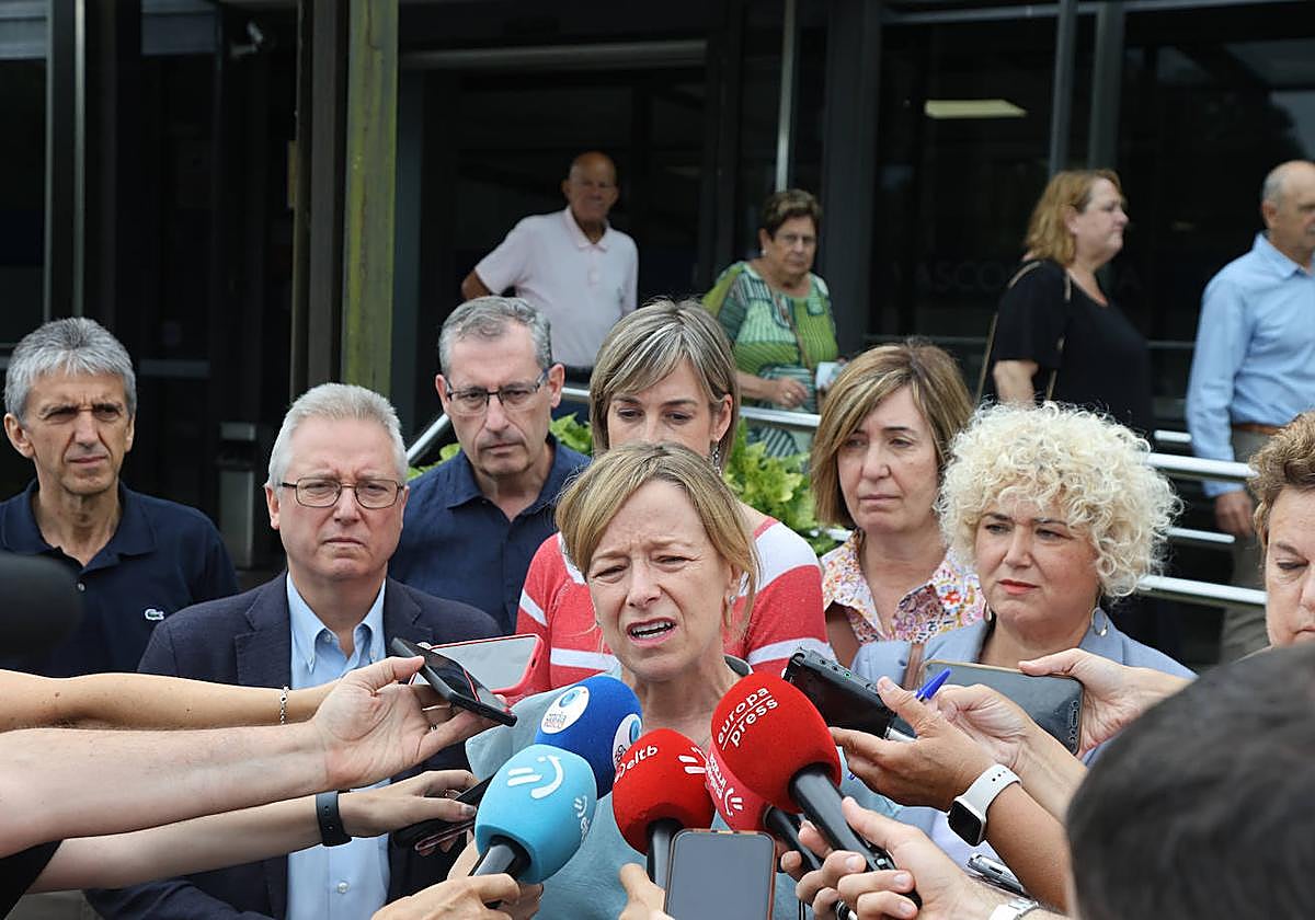 Eider Mendoza realiza declaraciones a los medios de comunicación en el exterior del tanatorio, rodeada de representantes políticos del Gobierno Vasco y la Diputación foral.