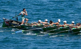 Hodarribia rema al ritmo que marca Ioseba Amunarriz, su patrón, durante la regata de Orio de la que salió campeón