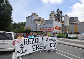 Manifestación frente a la sede de Cementos Rezola en el barrio donostiarra de Añorga.