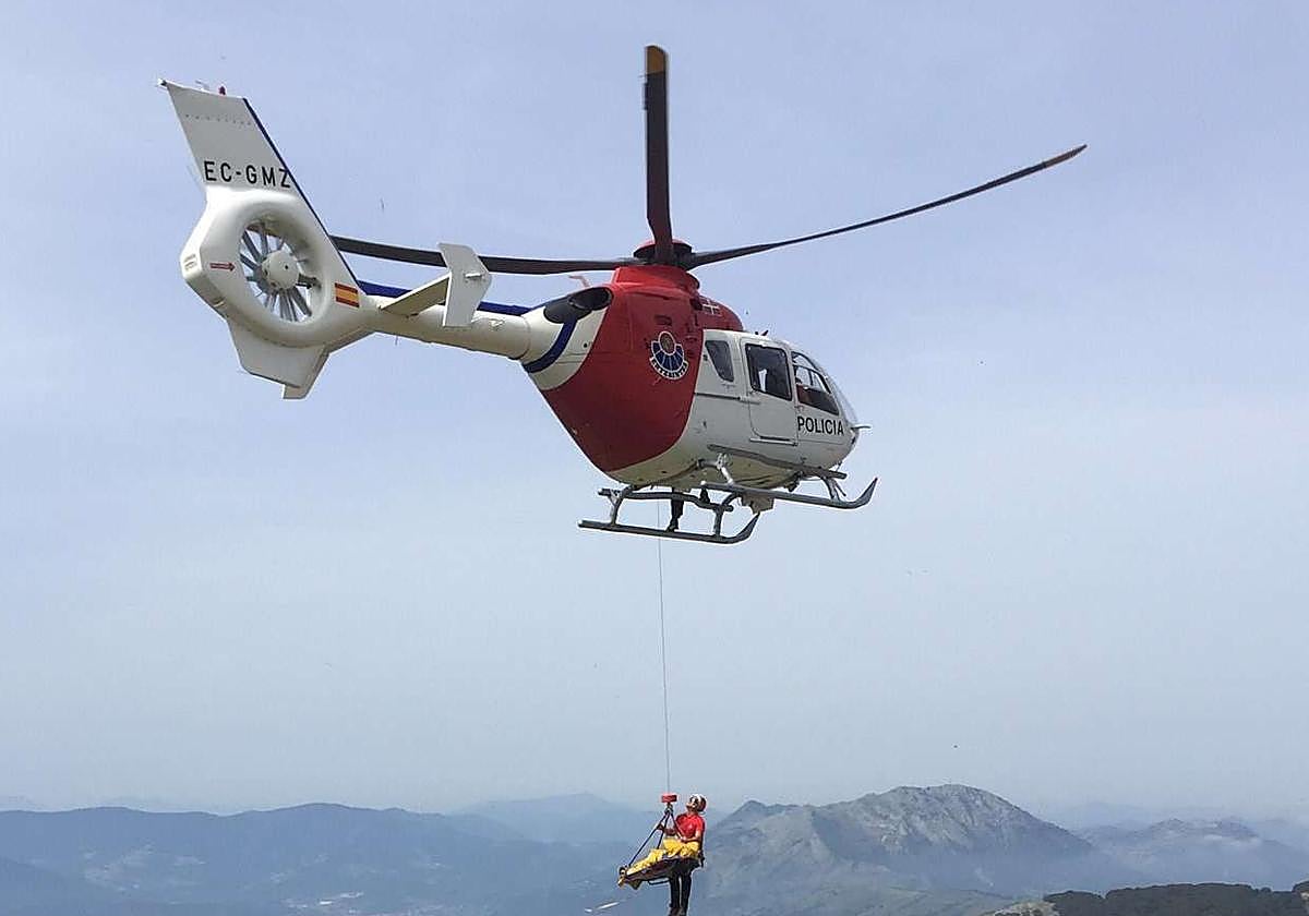 Imagen de archivo de un rescate con el helicóptero de la Ertzaintza, ajena a esta información.
