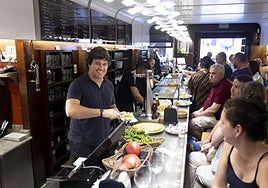 Mikel Martínez, en la barra del bar al que da nombre su apellido. Es la tercera generación del negocio familiar.