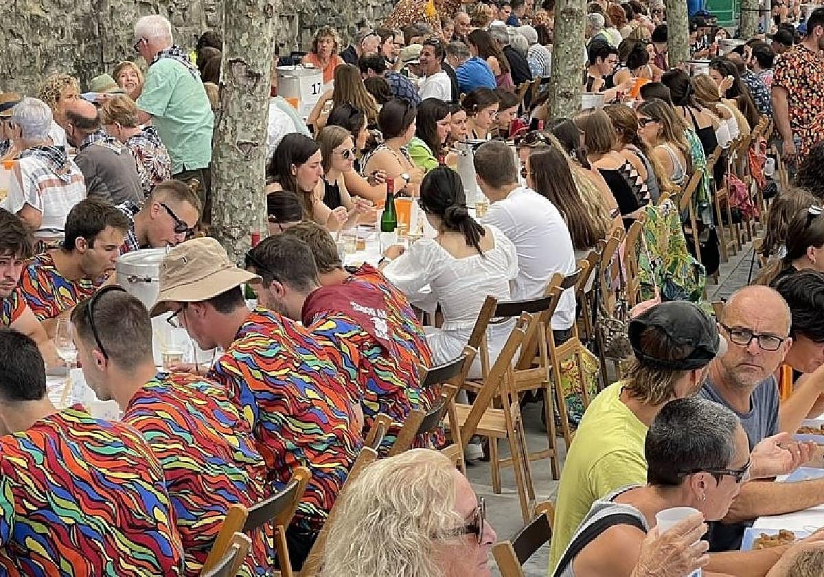 Ehunka lagun elkartu ziren Harritarten marmitakoa jateko asmoarekin. Bazkaldu ondoren giro paregabean luzatu zen bertan arratsaldea.