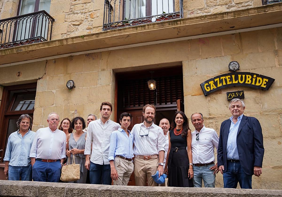 Tras la charla, Marco Pérez, su familia, los empresarios de Illunbe Pablo y Manuel Martínez, el presidente de la plaza, Jesús Ferro, y algunos aficionados, en la sociedad Gaztelubide, donde almorzaron.