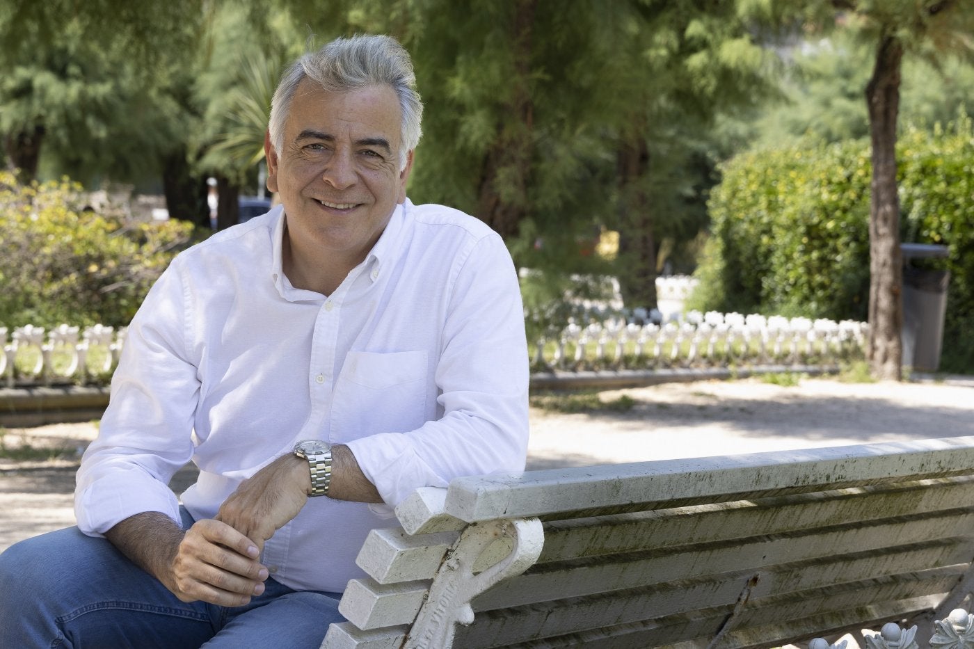 Javier de Andrés en los jardines de la playa de Ondarreta.